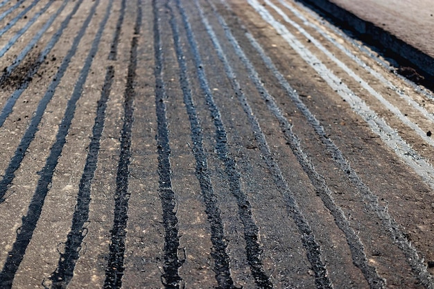 Réparation de la chaussée en asphalte de la route Nouvel asphalte sur la route Bitume chaud lors de la pose d'un nouvel asphalte