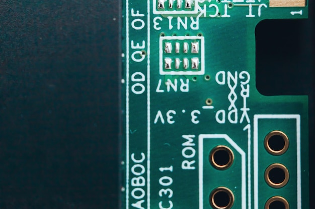 Réparation de circuits imprimés. Technologie moderne de matériel électronique. Puce d'ordinateur personnel numérique de la carte mère. Formation en sciences techniques. Processeur de communication intégré. Composante d'ingénierie de l'information.