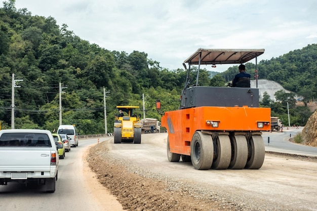 Réparation de la construction de routes avec des compacteurs sur l'autoroute