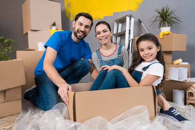 Réparation à domicile. Déménagement d'une jeune famille dans un nouvel appartement.