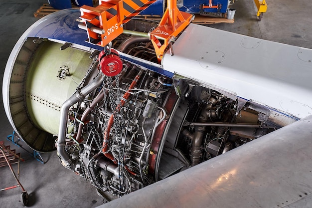 Réparation du moteur à turbine d'un avion de ligne dans un hangar