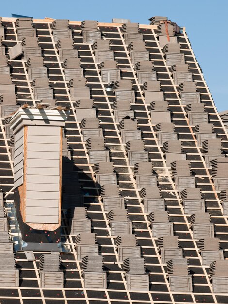 Réparation du toit d'un immeuble d'appartements dans le Colorado.