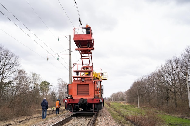 La réparation des fils à haute tension pour l'équipe de réparation des trains d'électriciens rétablit la communication électrique