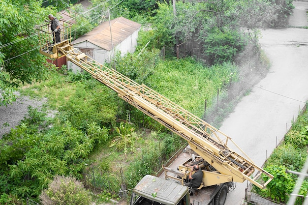 Réparation de grues et de lignes électriques