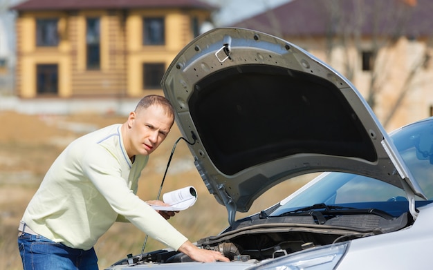 Réparation homme voiture avec capot ouvert manuel de l'utilisateur de lecture