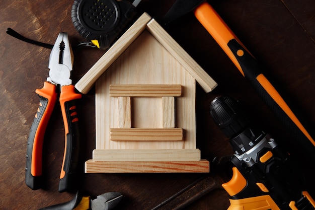 Réparation de maison avec de nombreux outils sur une table en bois gros plan