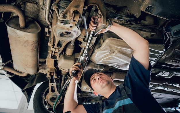 Réparation de mécanicien automobile suspension de voiture de l'automobile levée à la station-service de réparation