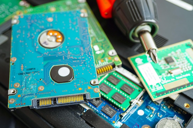 Réparation et mise à niveau de la carte mère du circuit du concept de matériel et de technologie informatique électronique pour ordinateur portable