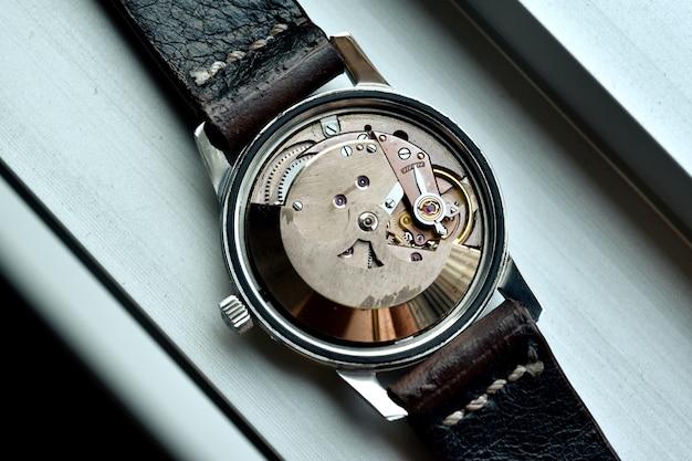 Réparation de montres, révision de montres-bracelets vintage et contrôle de service de mouvement mécanique par horloger.
