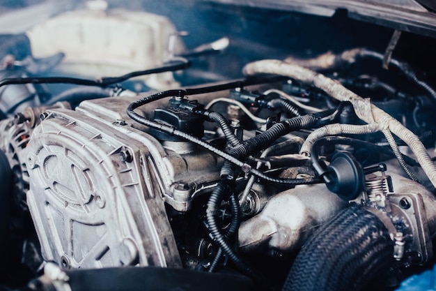 réparation de moteur diesel de voiture dans le garage