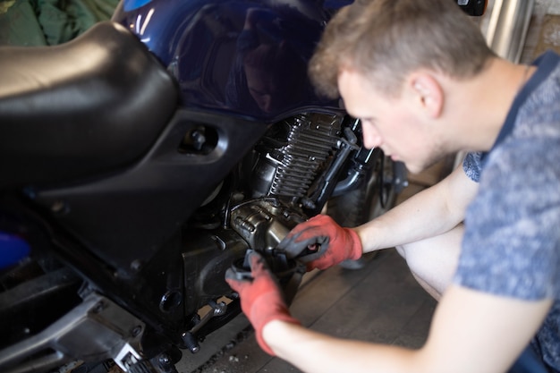 réparation de moteur de moto dans le diagnostic de garage