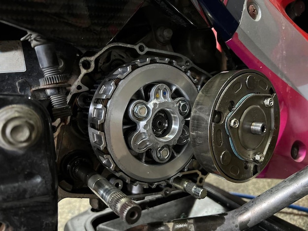 réparation de moteur de moto en gros plan