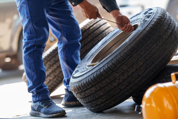 Réparation de roue de voiture en plein air sans pneu sur la route Garage automobile pour remplacer les pièces de rechange après fa