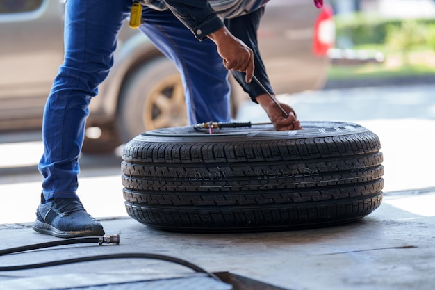 Réparation de roue de voiture en plein air sans pneu sur la route Garage automobile pour remplacer les pièces de rechange après fa