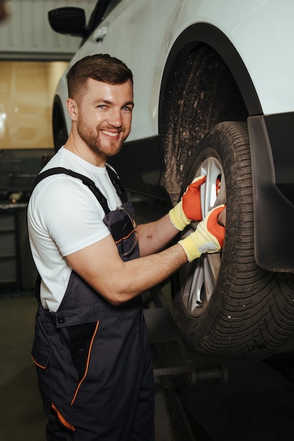 Réparation de roue de voiture en service