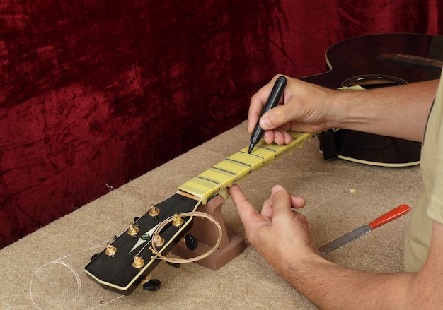 Réparation et service de guitare Préparation des travailleurs des frettes pour le meulage de la guitare noire
