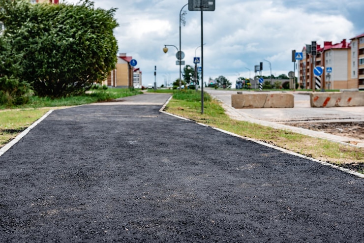Photo réparation de trottoir dans la rue de la ville. rénovation de la route. nouveau revêtement d'asphalte.