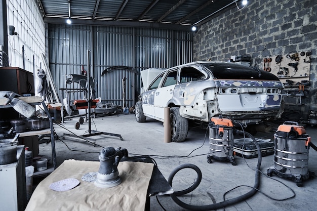 Photo réparation d'une vieille voiture cassée au service automobile