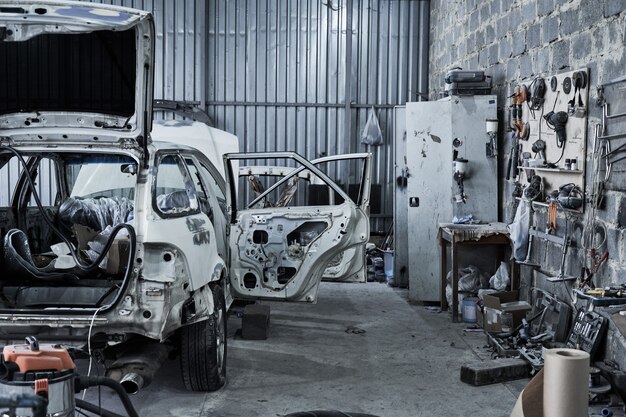 Réparation d'une vieille voiture cassée au service automobile