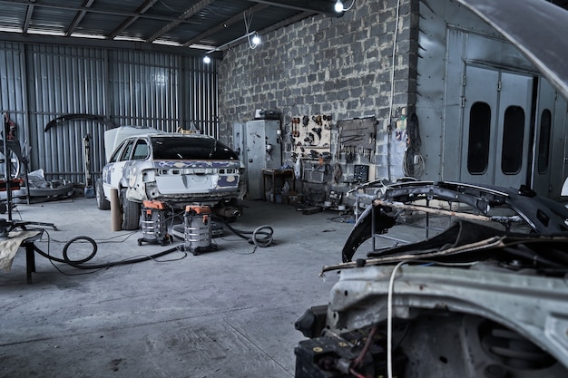 Réparation d'une vieille voiture cassée au service automobile