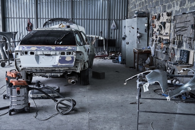 Réparation d'une vieille voiture cassée au service automobile