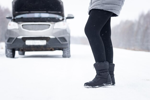 Réparation de voiture sur la route en hiver