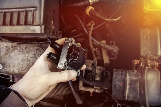 réparer les bobines d'allumage des électriciens dans une voiture, les fils à haute tension.