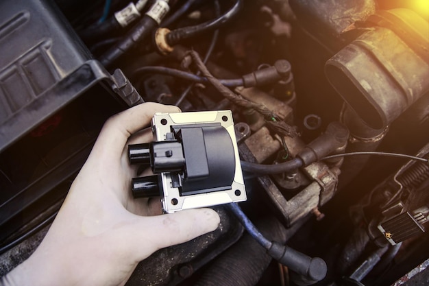 réparer les bobines d'allumage des électriciens dans une voiture, les fils à haute tension.