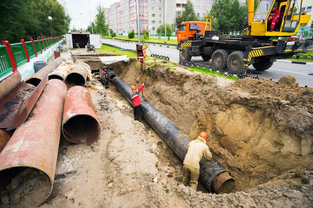 Réparer l'excavation pour remplacer les tuyaux dans la conduite principale de chauffage.