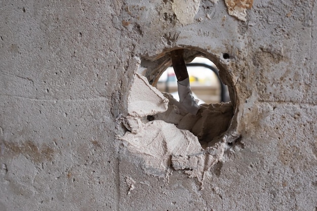 Réparer le mur homme mettant spackle sur un trou dans le mur