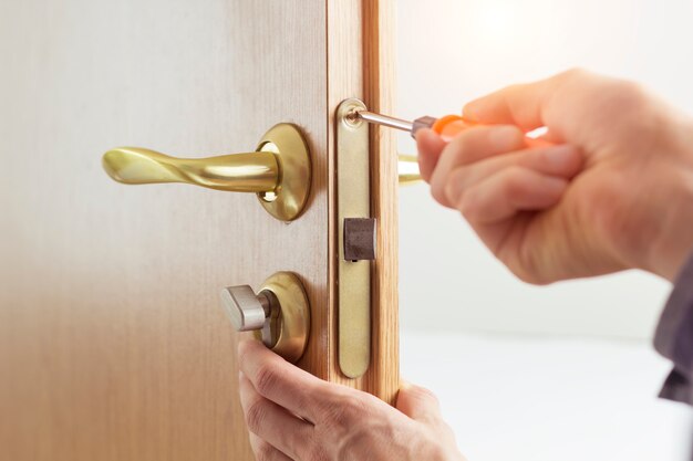 Installation D'une Poignée Avec Une Serrure À Loquet Pour Une Porte  Intérieure. Banque D'Images et Photos Libres De Droits. Image 161878559