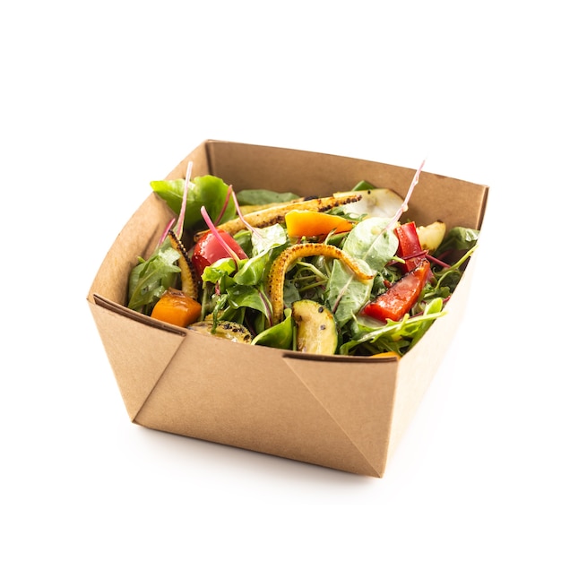 Repas asiatique japonais dans une boîte de papier recyclé isolé sur fond blanc. Concept d'emballage alimentaire biologique.