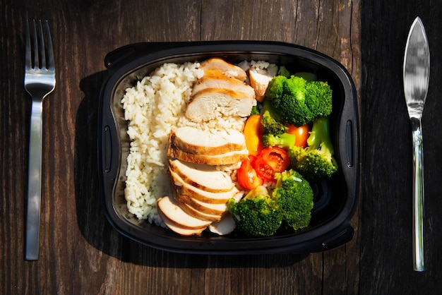 Un repas de la boîte est présenté sur une table en bois.