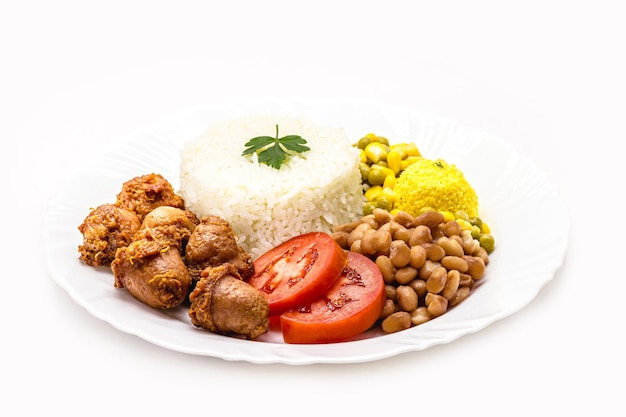 Repas brésilien typique déjeuner brésilien traditionnel riz et haricots farofa frites tomate et salade avec saucisse frite