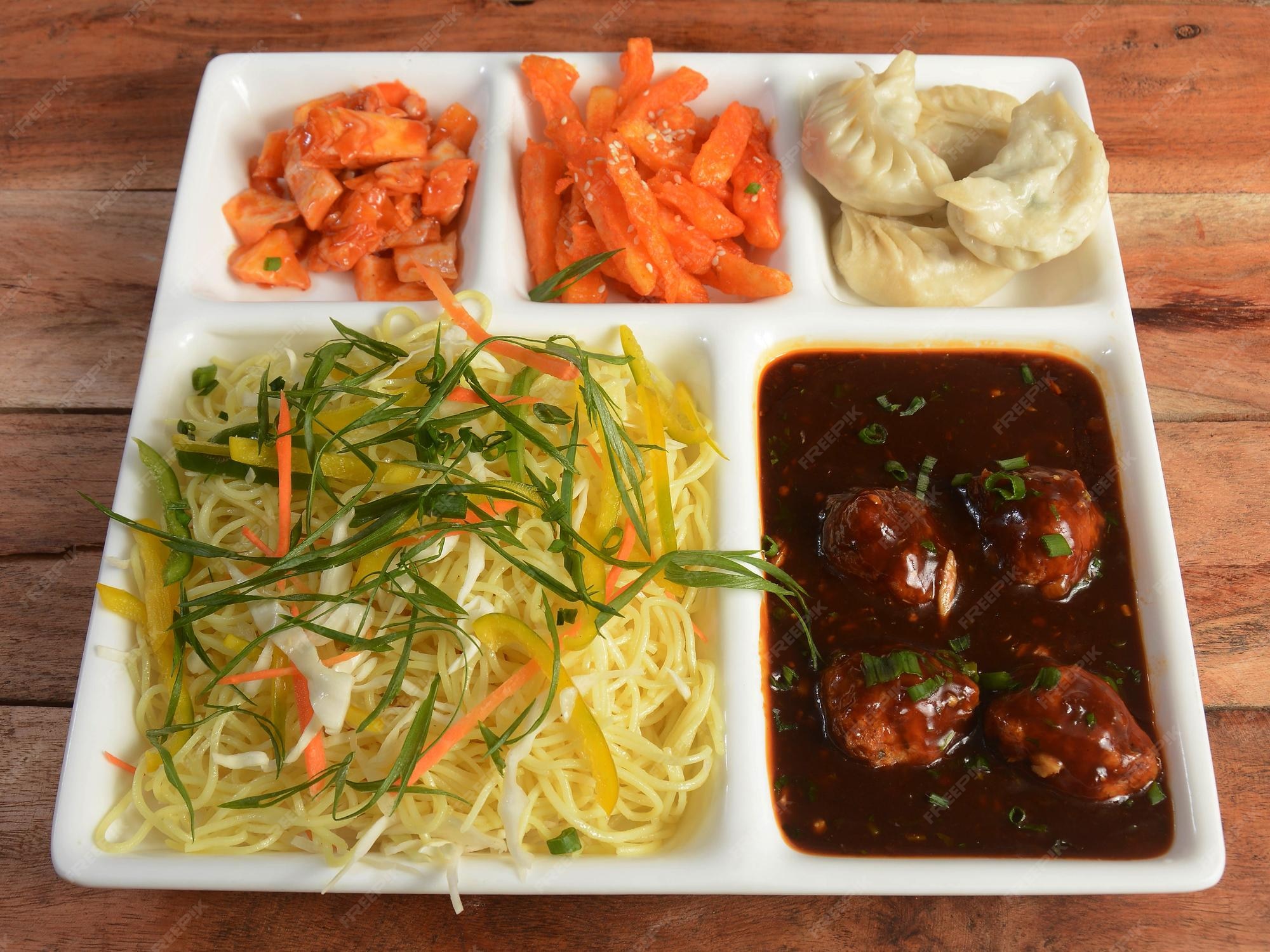 Le Repas Combo De Légumes Chinois Se Compose De Nouilles Frites De