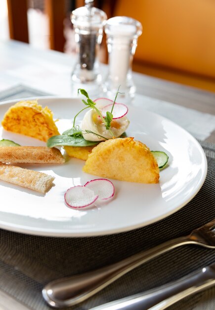 Repas équilibré pour le petit-déjeuner avec un délicieux bénédict pour un vrai gourmet