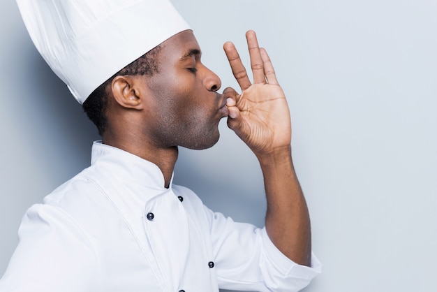 ce repas est juste parfait ! vue latérale du jeune chef africain confiant