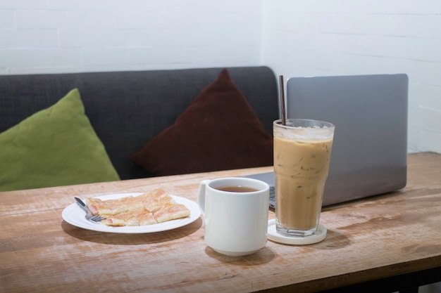 Repas facile en heure de travail avec café et roti frit