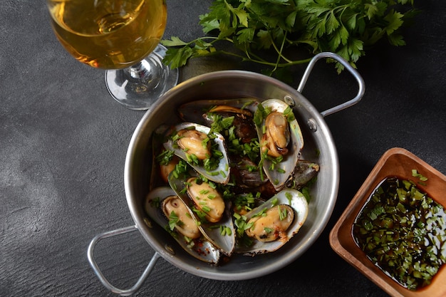 Repas français classique Moules marinière Moules marinara avec ail, sauce, citron et persil.