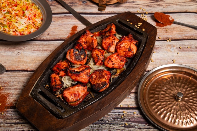 Repas indien au curry avec plat de poulet tandoori avec garniture d'oignon