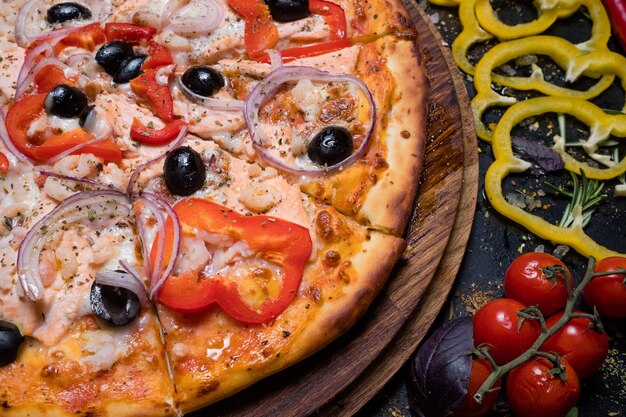 Repas italien national. Pizza maison aux oignons poivrons olives. Nourriture savoureuse et nutritive