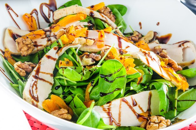 Repas léger. salade fraîche avec roquette et potiron cuit au radis