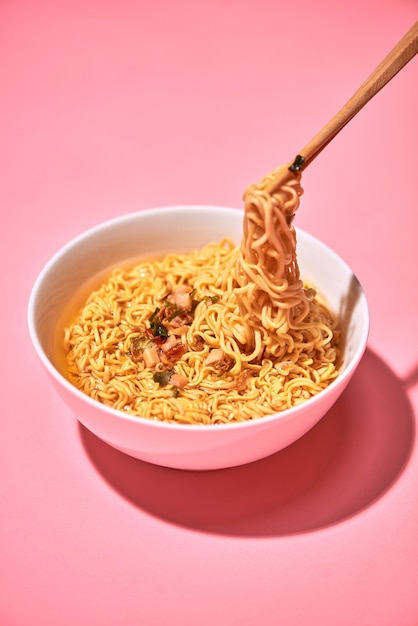 Photo repas de nouilles instantanées asiatiques traditionnelles avec des légumes