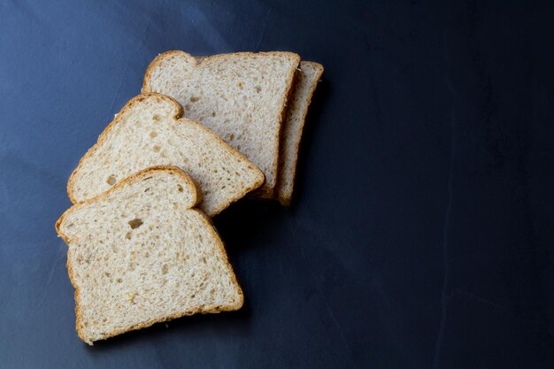 Repas de pain en tranches de grains entiers biologiques avec de l'avoine dans la salle à manger