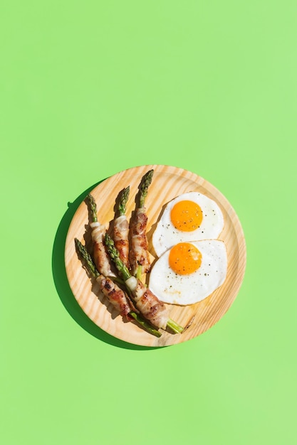 Repas de petit-déjeuner cétogène céto avec des œufs au plat, des asperges au bacon