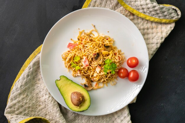 Repas ou plat chaud cuit avec des champignons de chair de crabe spaghetii et des épices