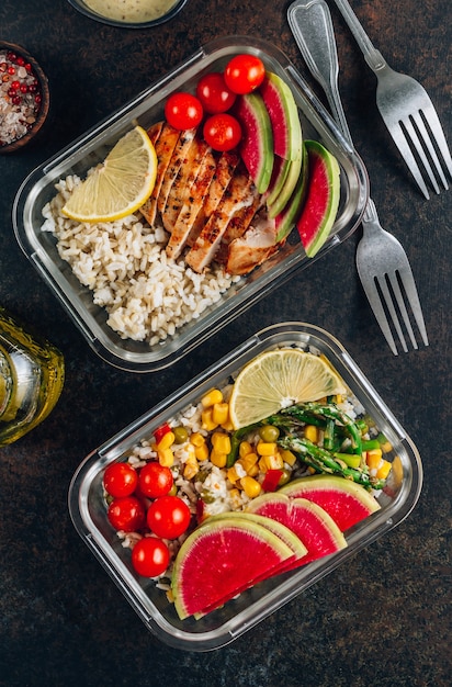 Repas avec poulet, riz et légumes