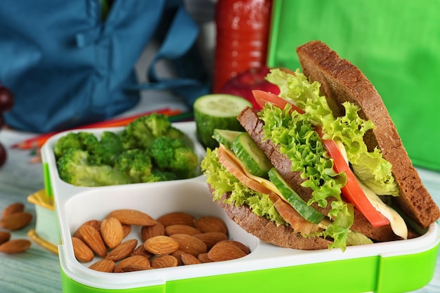 Repas pour écolier en gros plan de la boîte à lunch