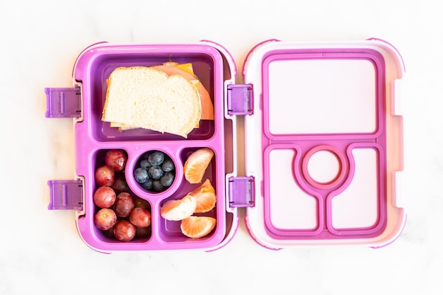 Repas scolaire sain emballé dans une boîte à bento pour une petite fille.