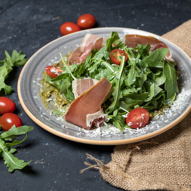 Photo repas de viande de bœuf cru avec salade d'herbes